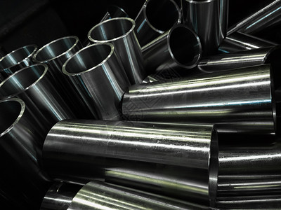 深色背景下的高级演绎 纺织原料的质感与美学